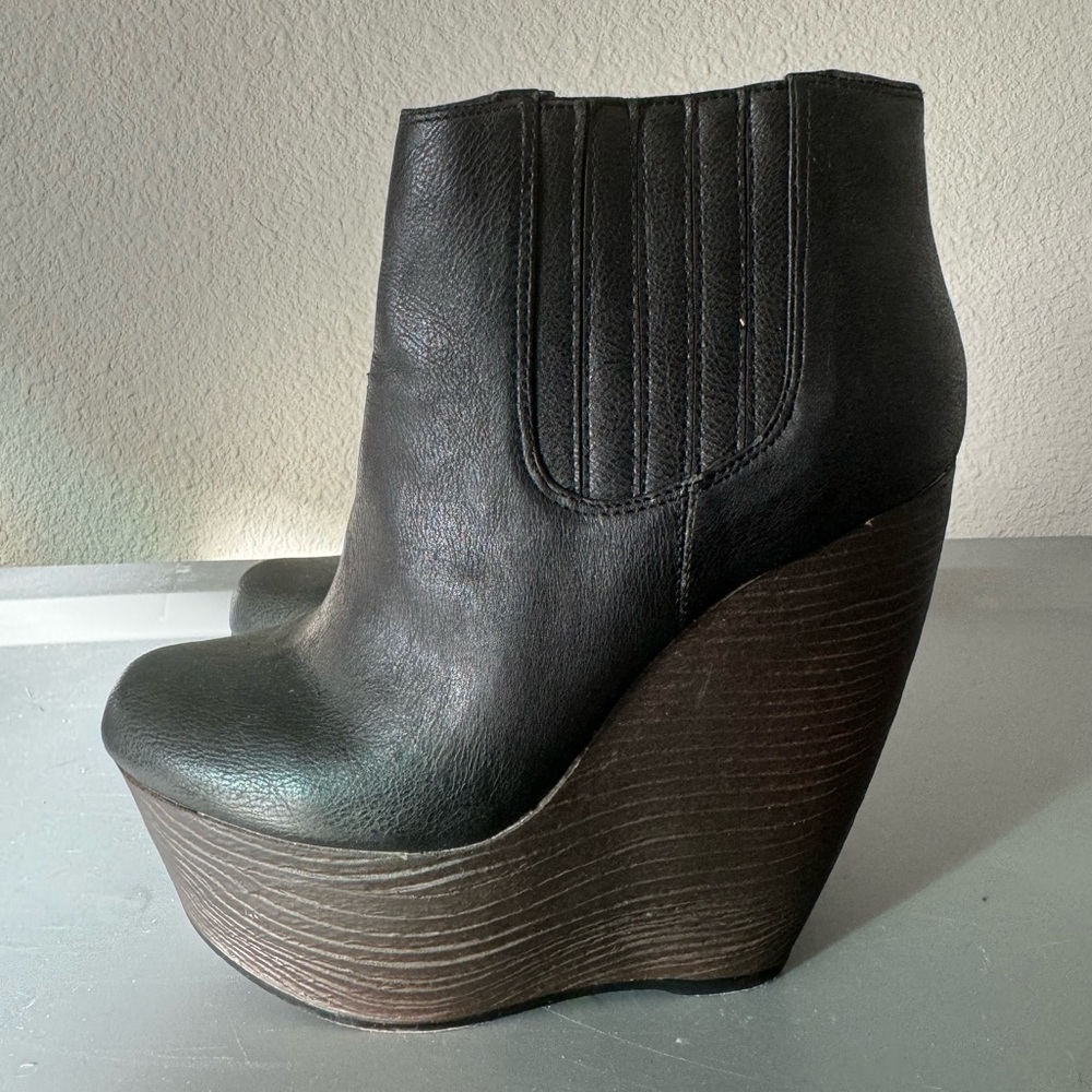 Steve Madden Saycred Bootie/Platform Size 7